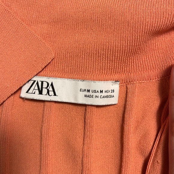 Beautiful salmon colour v-neck top buttoned with long sleeves from Zara - Picture 10 of 10